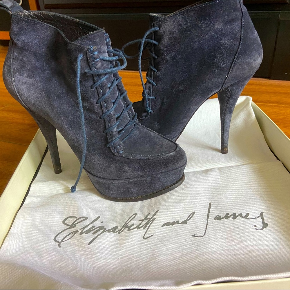 Elizabeth and James Navy Suede Moxy platform ankle boots size 6
